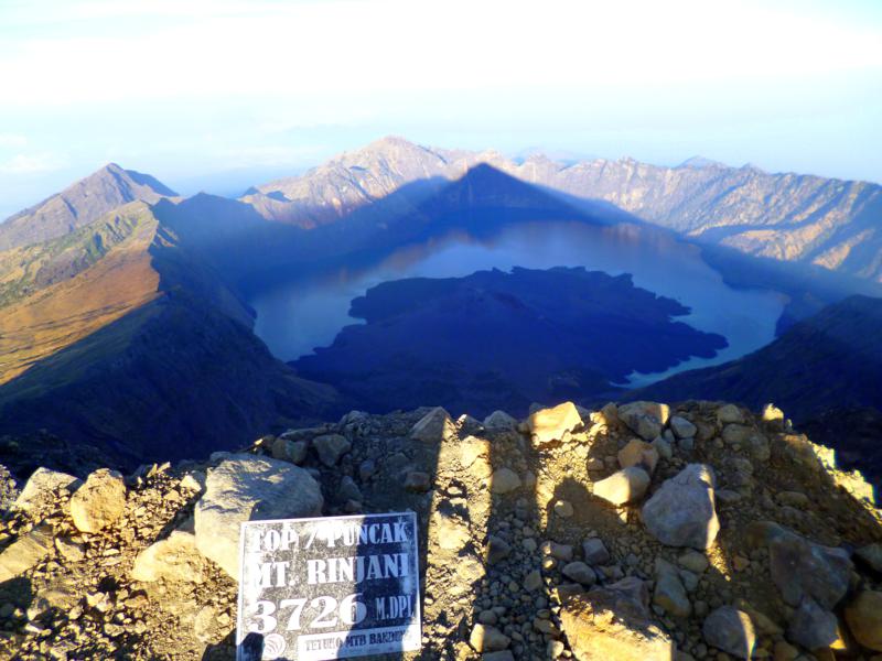 Blick vom Gipfel des Mount Rinjani auf 3.721 Metern