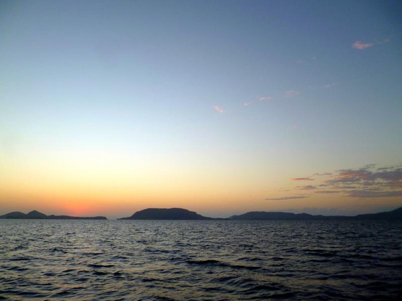 Spektakulärer Sonnenaufgang während der Bootsfahrt von Lombok nach Flores