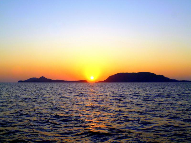 Spektakulärer Sonnenaufgang während der Bootsfahrt von Lombok nach Flores