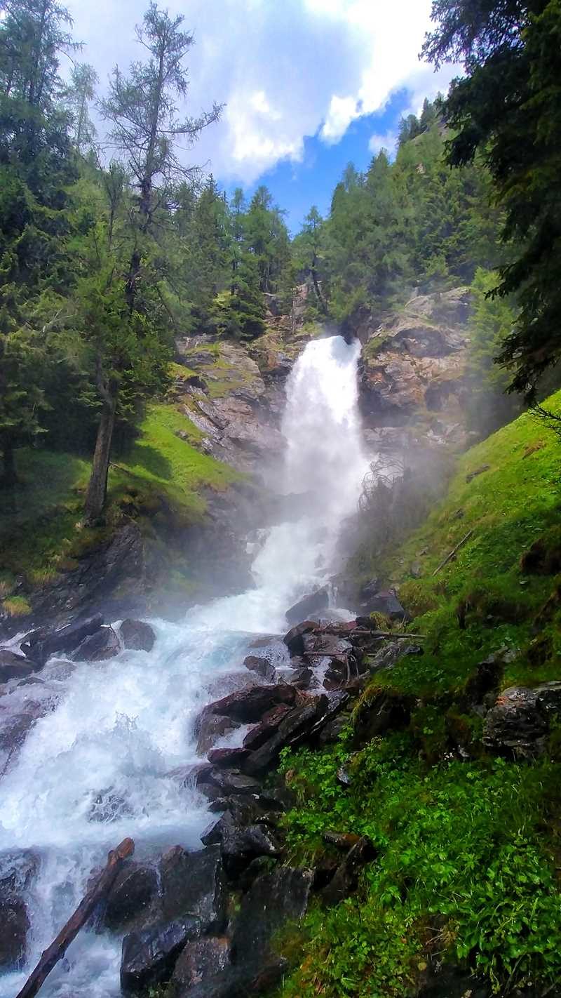 Der Wasserfall Cascata del Saent im Val di Rabbi in Trentino