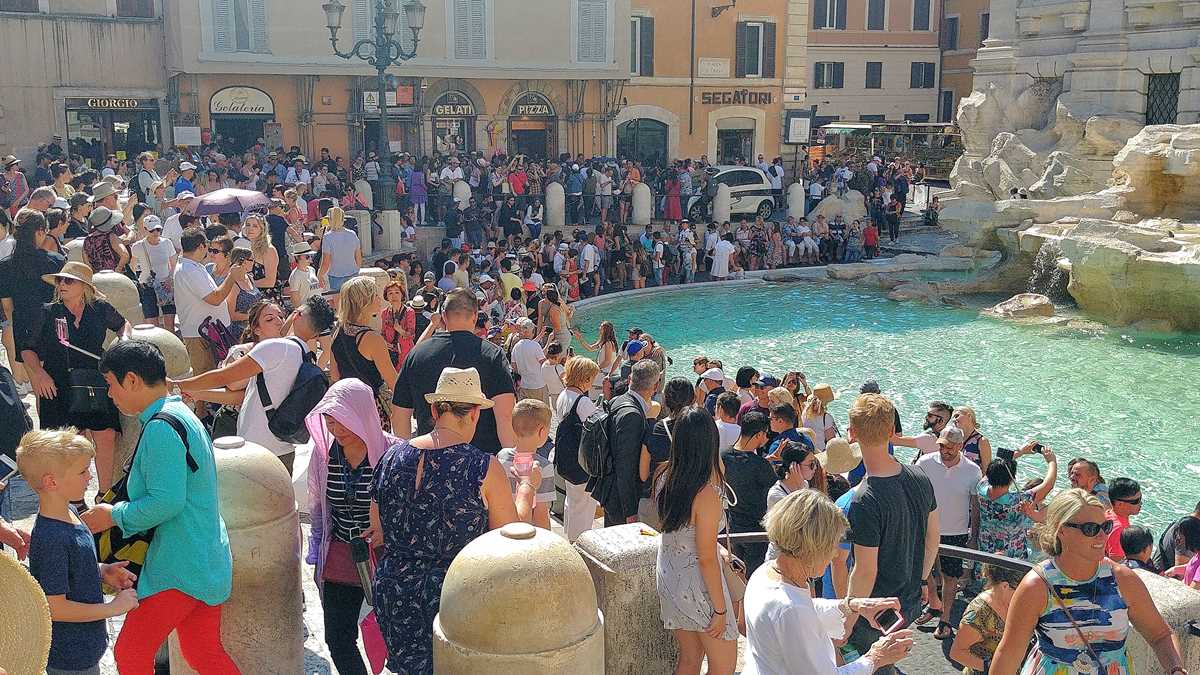 Over-Tourism in Rom am Trevi-Brunnen