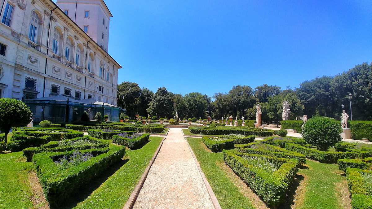 Die schönen Anlagen er Villa Borghese, einem der Parks in Rom