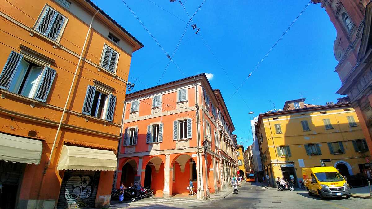 Die hübsche und historische Altstadt von Bologna im Norden von Italien