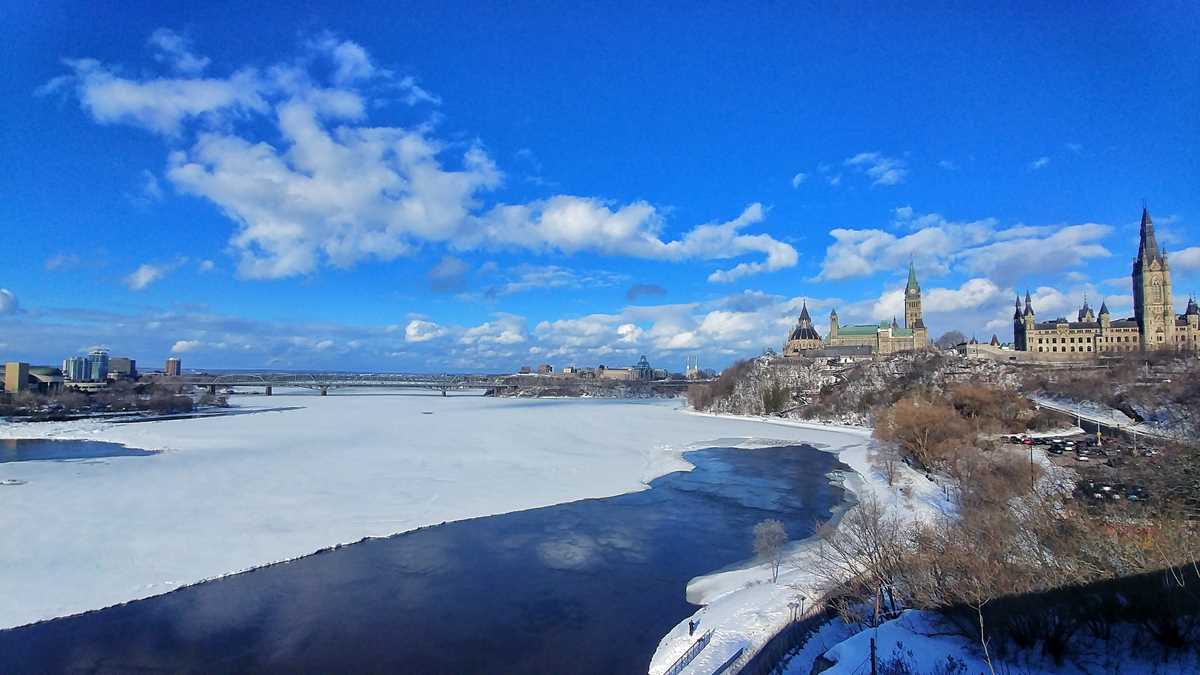 Traumhafter Blick auf den Ottawa River sowie das kanadische Parlament