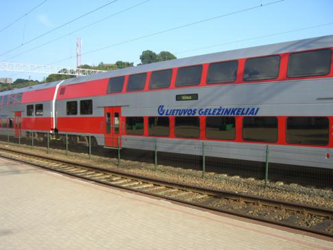 Ein moderner Regionalzug auf dem Weg von Kaunas nach Vilnius
