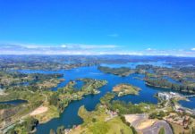 Spektakulärer Blick vom Penon de Guatapé auf die Seenlandschaft im Antioquia in Zentral-Kolumbien