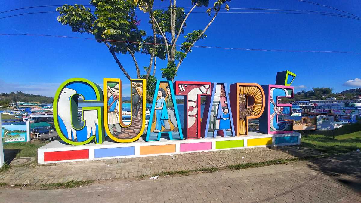 Das gemütliche Dorf Guatape in der Provinz Antioquia