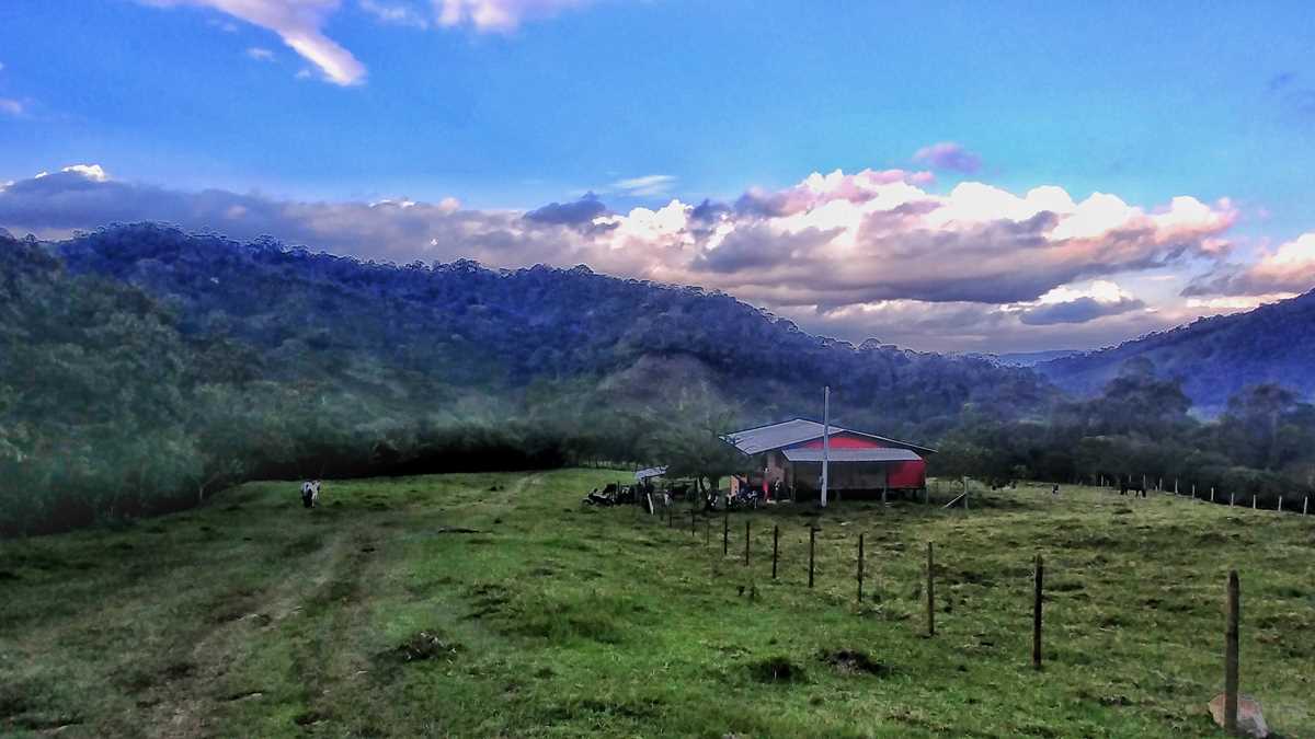 Blick auf die unberührte Natur von San Rafael, Antioquia, in Kolumbien