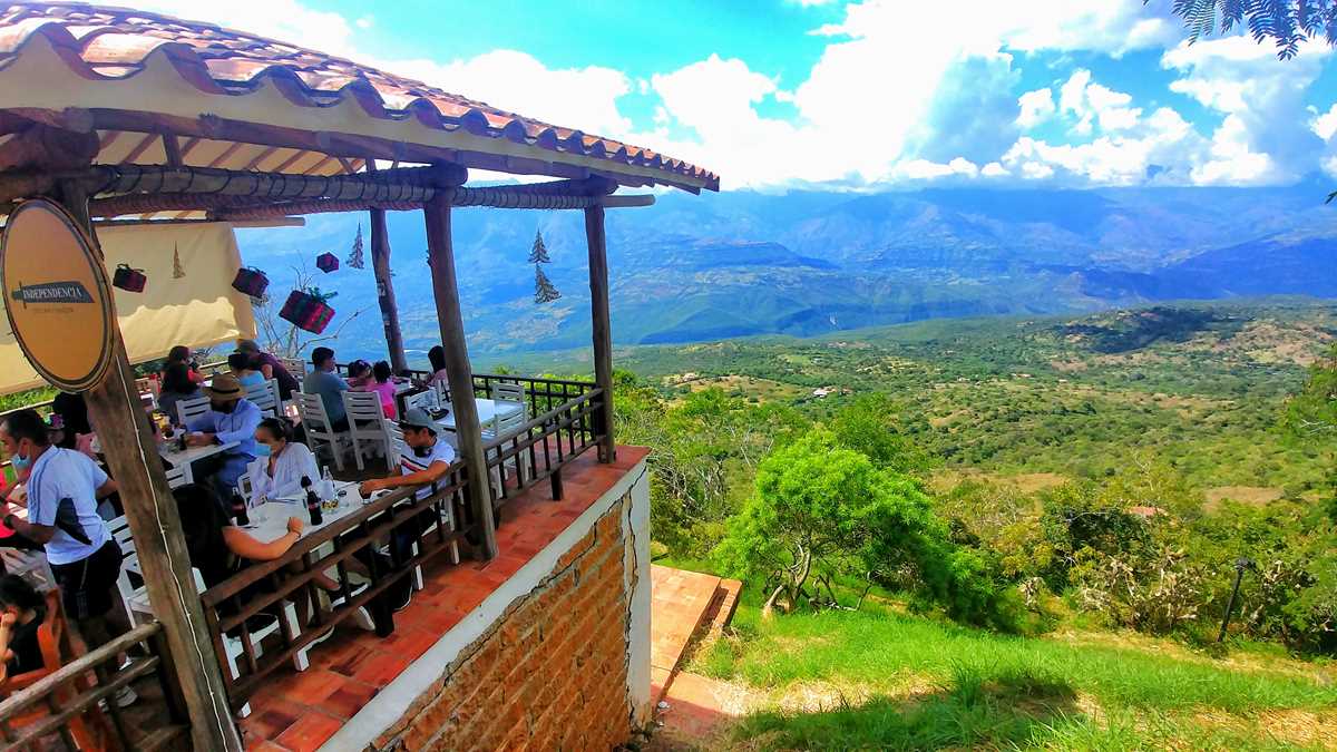 Ein Restaurant in Barichara mit einem spektakulären Ausblick auf die Cordillera de los Cobrades