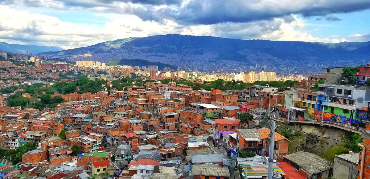 Ausblick von der Comuna 13 in Medellin über die Stadt