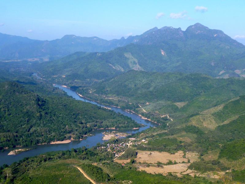 Blick vom Aussichtspunkt bei Nong Khiaw auf das grüne Umland in den Nam Ou Fluss