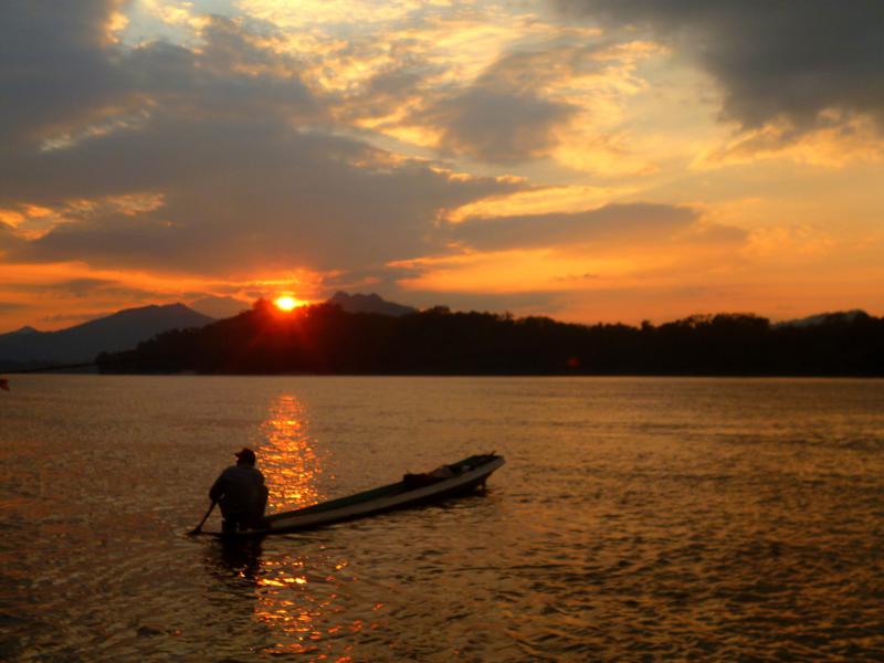 Sonnenuntergang am Mekong River - es gibt kaum schönere Szenerien in Laos