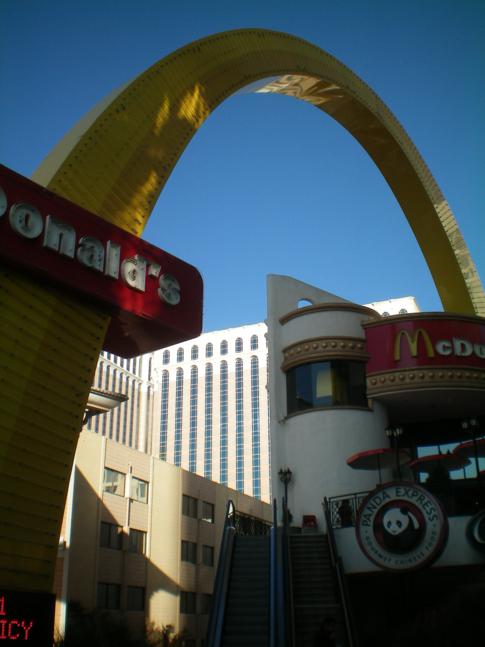 Das vielleicht größte McDonalds-Zeichen der USA