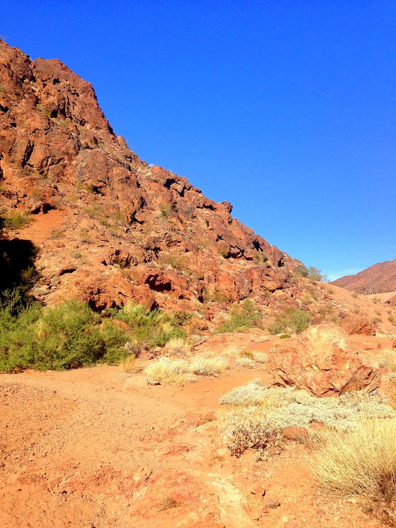 Bizarre rote Felsenwelt am Gold Strike Hot Springs Trail in der Nähe von Las Vegas
