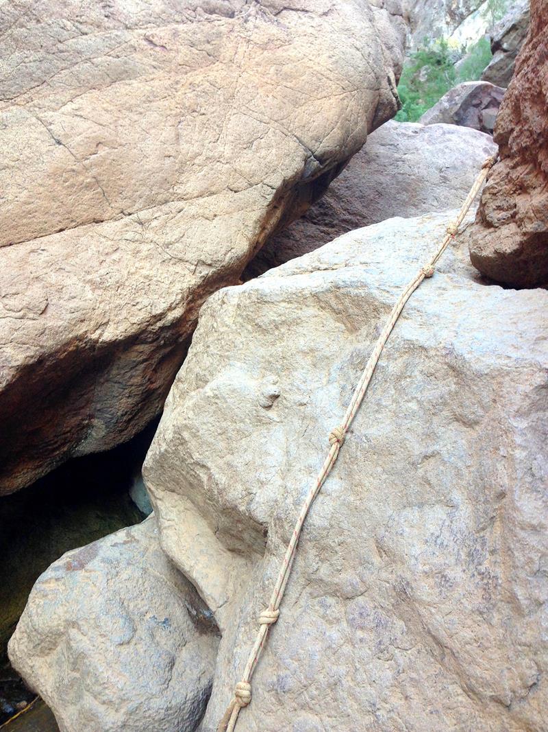 Kletterpartien und Seilabschnitte gehören zum Gold Strike Hot Springs Trail dazu