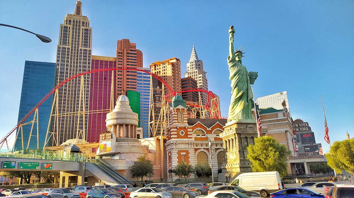 Blick auf den Las Vegas Boulevard, den so genannten Strip, in Höhe des New York New York Hotel