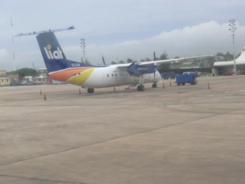 Eine Maschine der Fluggesellschaft Liat am Flughafen von Barbados