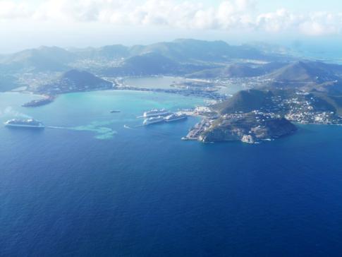 Blick auf die Insel St. Martin während des Anfluges auf den holländischen Teil Sint Maarten