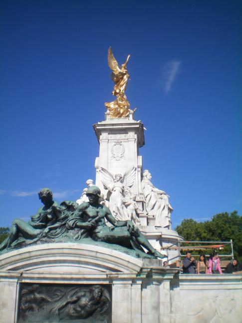 Blick auf die Statue of Victoria, die vor dem Buckingham Palace in London steht