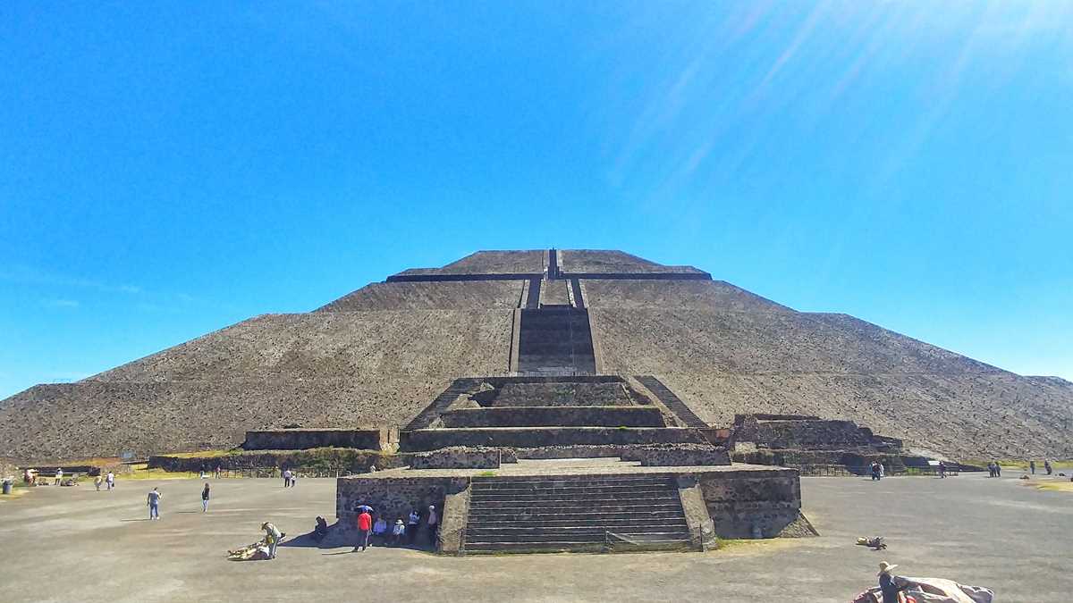 Die Sonnenpyramide in Teotihuacan, eine der größten Pyramiden der Welt