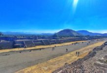 Die Straße der Toten an den Teotihuacan Pyramiden