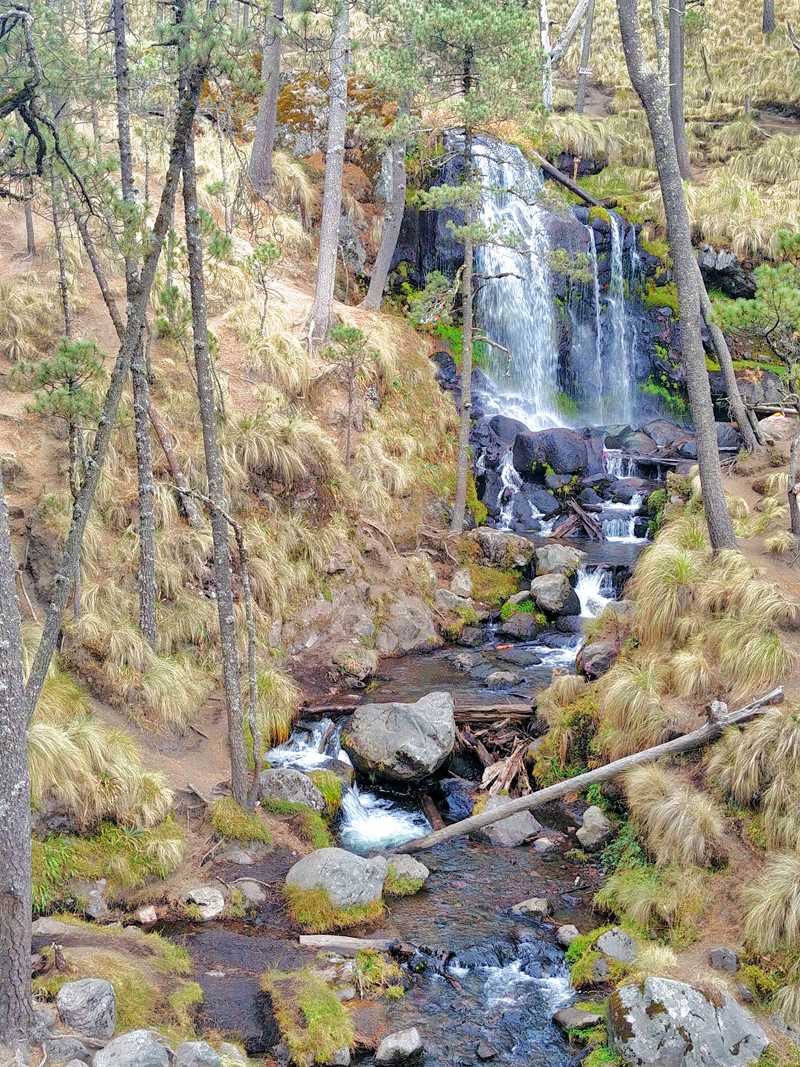 Der Wasserfall Cascada Apatlaco im Nationalpark Iztaccíhuatl Popocatépetl