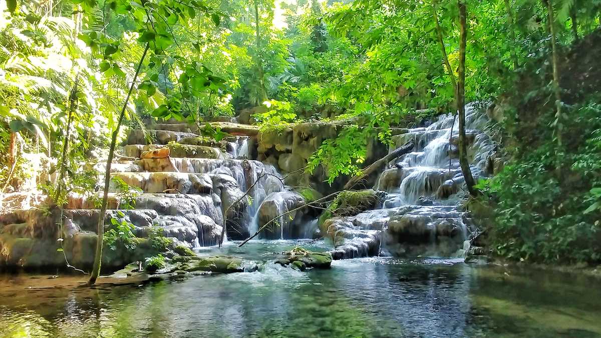 Auch ein Wasserfall kann auf dem Gelände der Palenque-Ruinen bestaunt werden