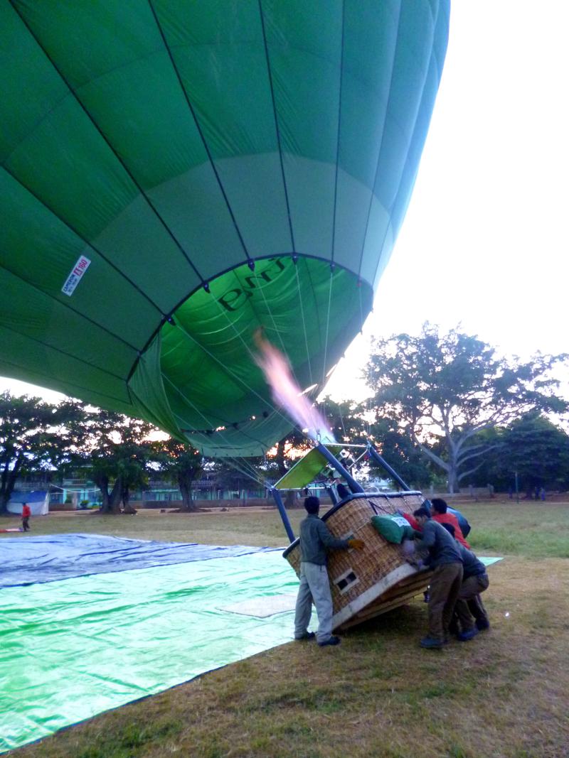 Die Vorbereitungen für die Heißluftballonfahrt