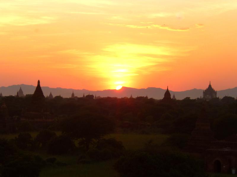 Sonnenuntergang in Bagan - einer der beeindruckendsten Momente in Myanmar