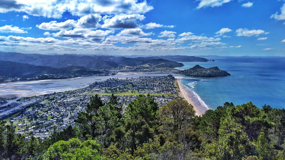 Blick vom Mount Paranui auf Tairua und die Coromandel-Halbinsel in Neuseeland