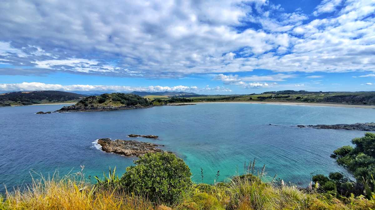 Die wunderschöne Mai Tai Bay auf der Karikari-Halbinsel in Neuseeland