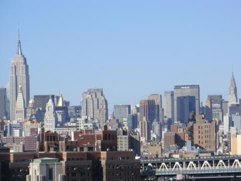 Die Skyline von Manhattan, gesehen von der Brooklyn Bridge
