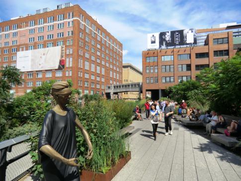 Toller Spaziergang im High Line Park mit interessanten Blicken auf das Leben in New York
