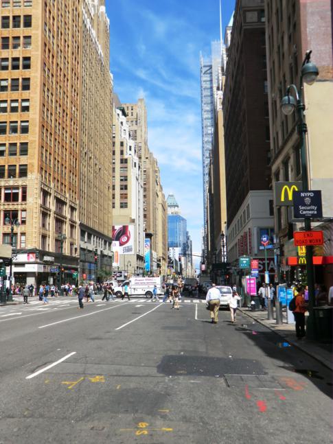 Typisches Bild von Manhattan: viele Leute und hohe Wolkenkratzer