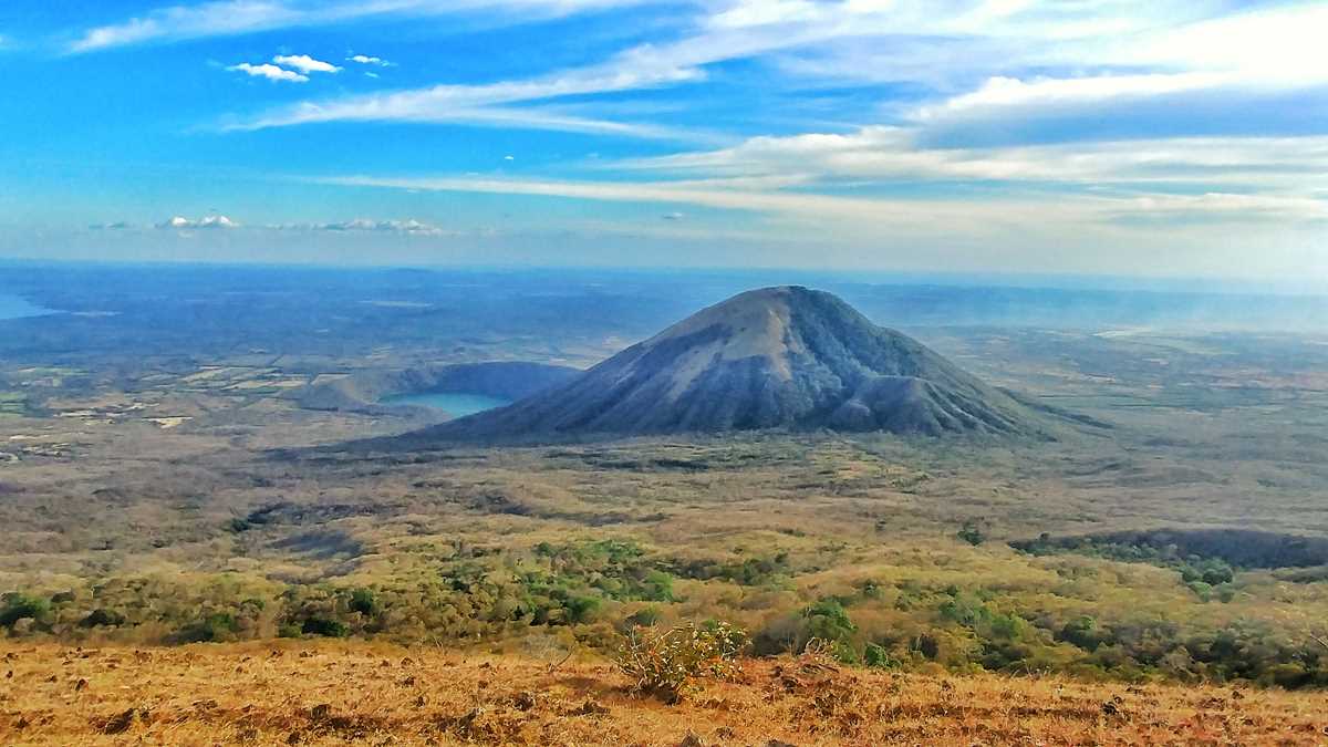 Blick von der Vulkanwanderung zum El Hoyo auf die Ebene Nicaraguas