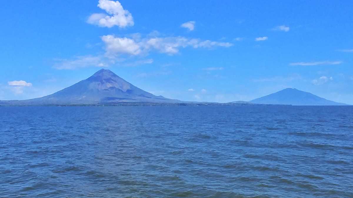 Blick von der Ometepe-Fähre auf die Doppelvulkane Concepcion und Maderas