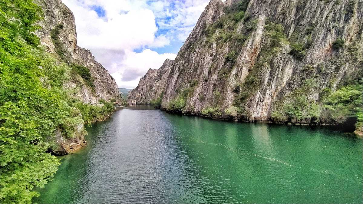Der Matka Canyon in Nordmazedonien, ein beliebtes Wanderrevier nahe Skopje