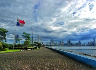 Skyline und Promenada von Panama-Stadt
