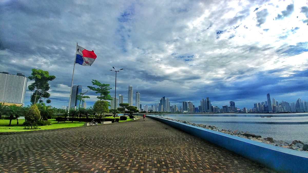 Skyline und Promenada von Panama-Stadt