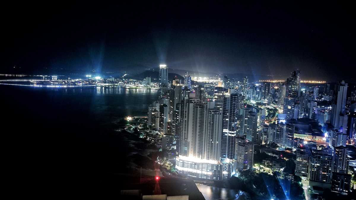 Der Blick von der Panaviera Bar auf Panama City bei Nacht