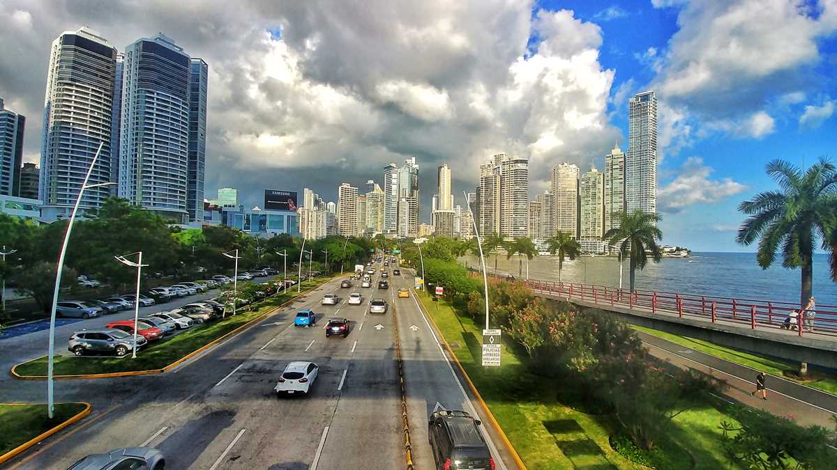 Der Malecon mit Skyline in Panama-Stadt