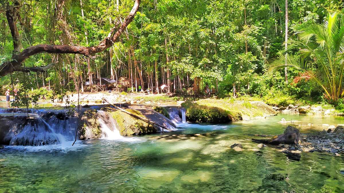 Die Cambugahay Falls auf der Insel Siquijor in den Philippinen