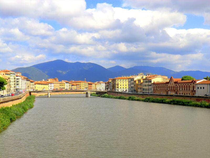 Der Arno durchfließt die Altstadt von Pisa