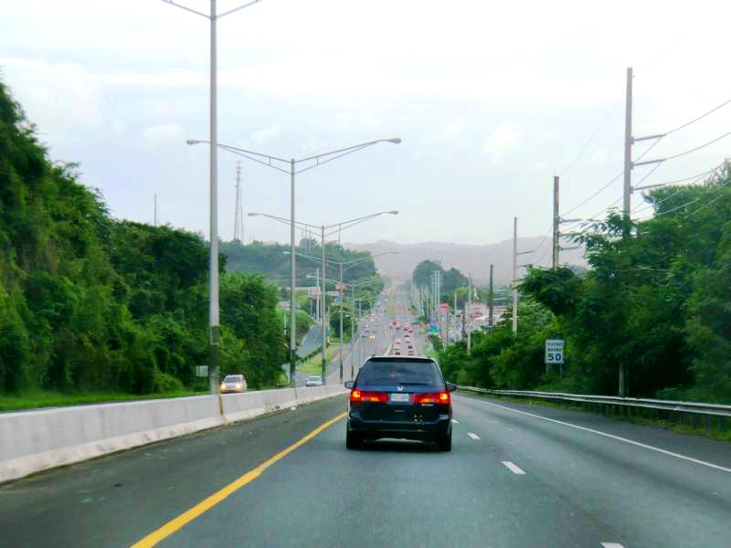 Highway auf Puerto Rico zwischen Arrecibo und Mayagüez