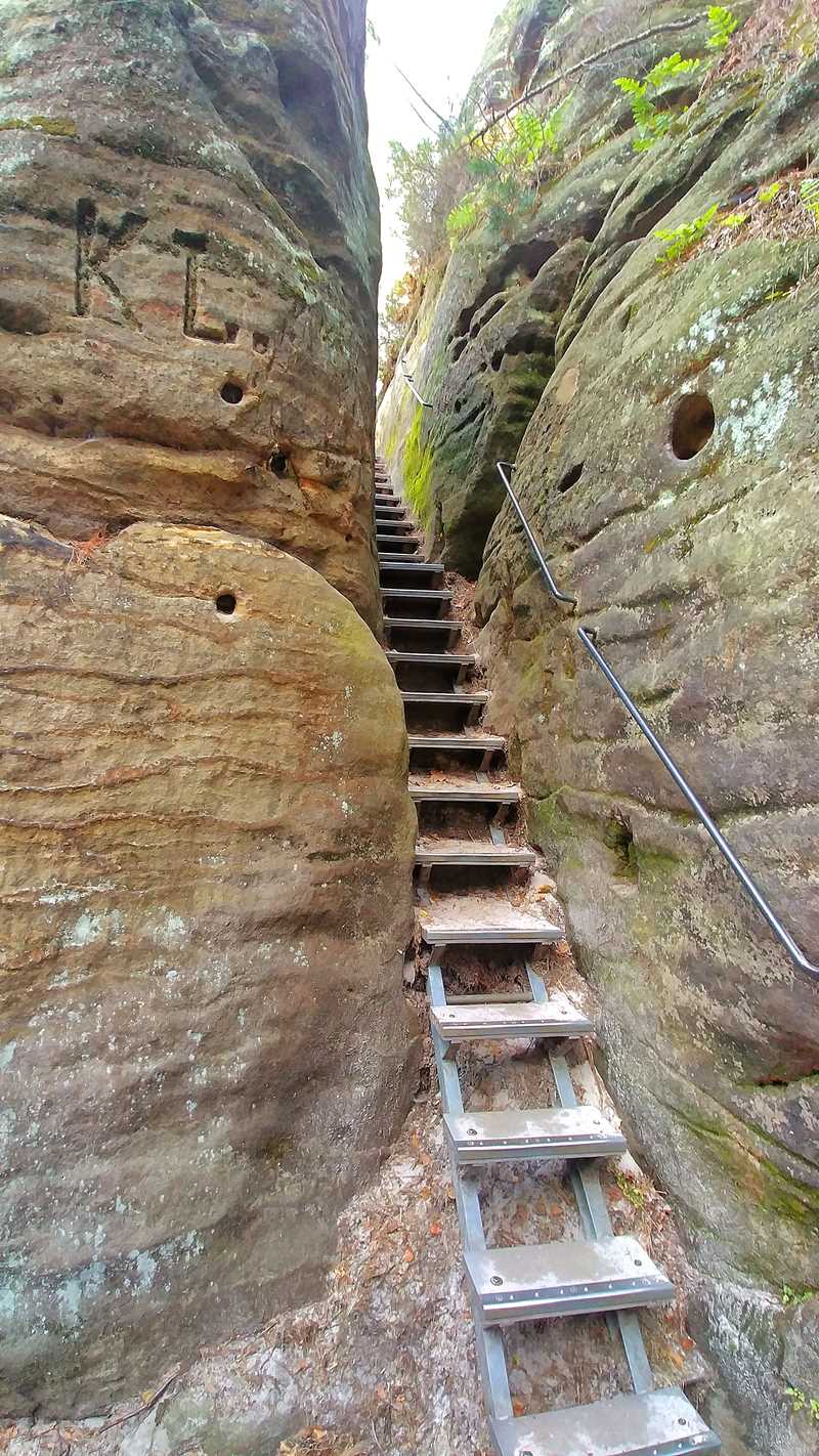 Auch auf dem Weg zum Rauenstein gibt es abwechslungsreiche Treppen und Stiegen durch die Felsenwelt