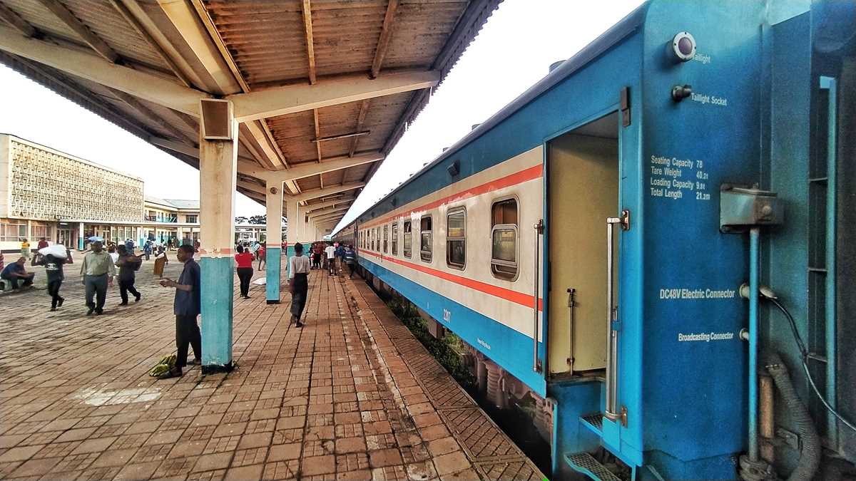Der Tazara-Zug im Bahnhof von Mpika, Sambia