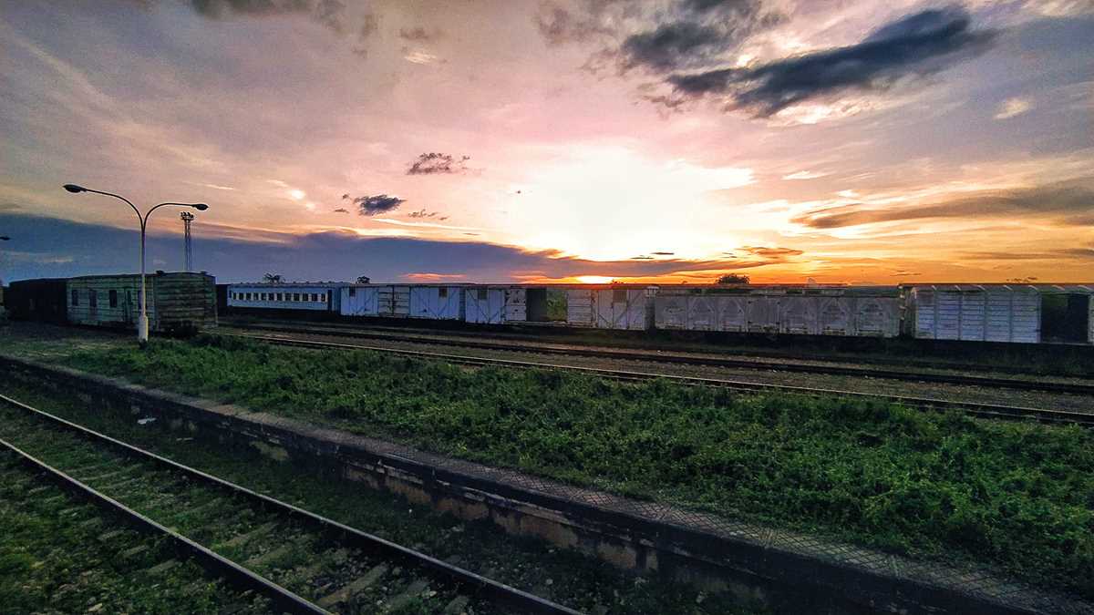 Sonnenuntergang auf dem Weg von Daressalam nach Lusaka (Kapiri Mposhi) mit dem Zug