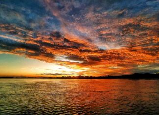 Sonnenuntergang in Sambia am Lower Zambezi River
