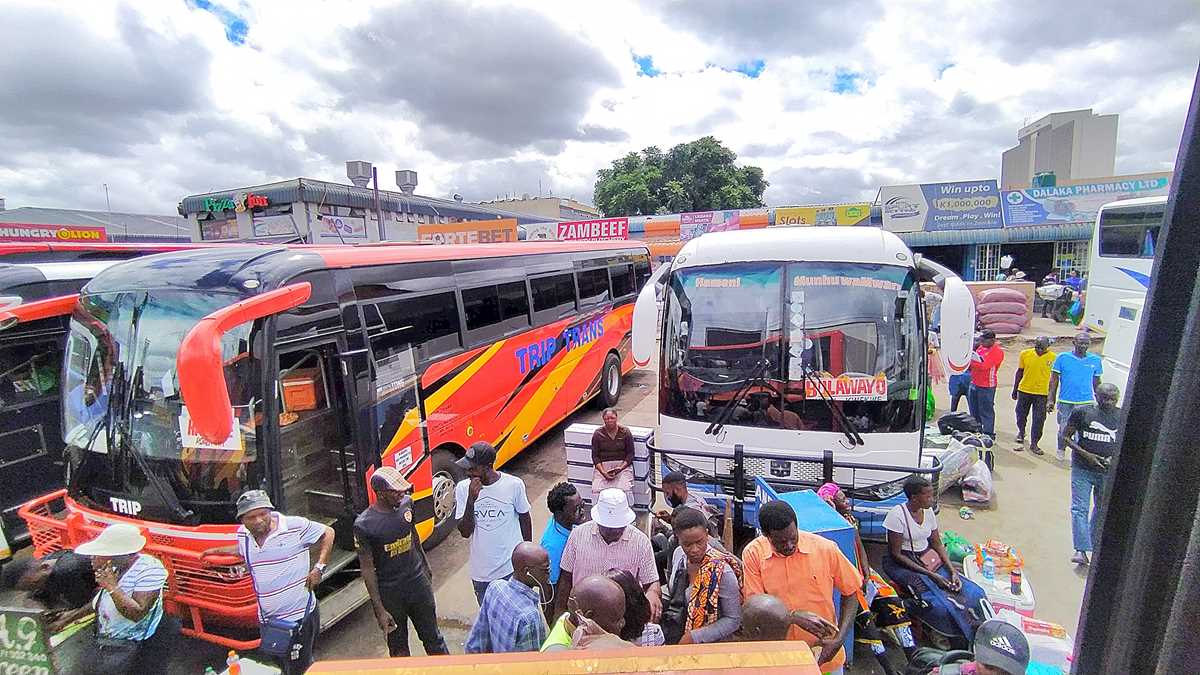 Der Busbahnhof in Lusaka mit Bussen nach Bulawayo und Harare