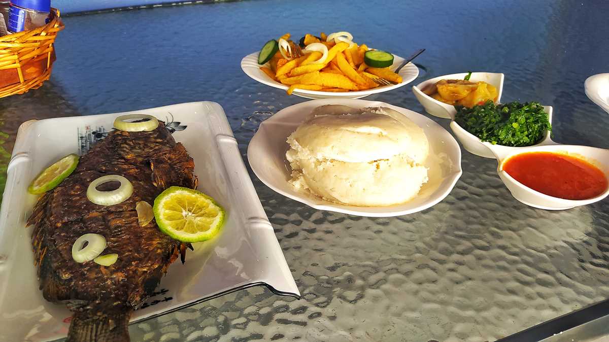 Typisches Essen in Sambia - Nshima mit Gemüse und Fisch